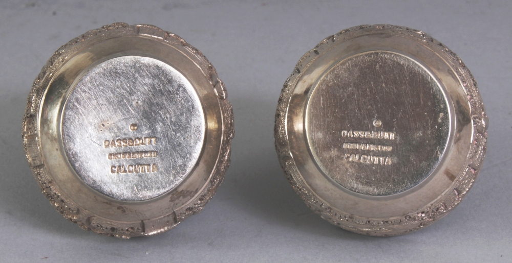 A PAIR OF EARLY/MID 20TH CENTURY INDIAN SILVER-METAL SALTS, weighing approx. 52gm, the sides of each - Image 5 of 6