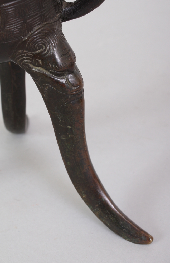 A GOOD CHINESE MING DYNASTY BRONZE JUE TRIPOD CENSER, weighing 810gm, the curved triangular- - Image 5 of 9