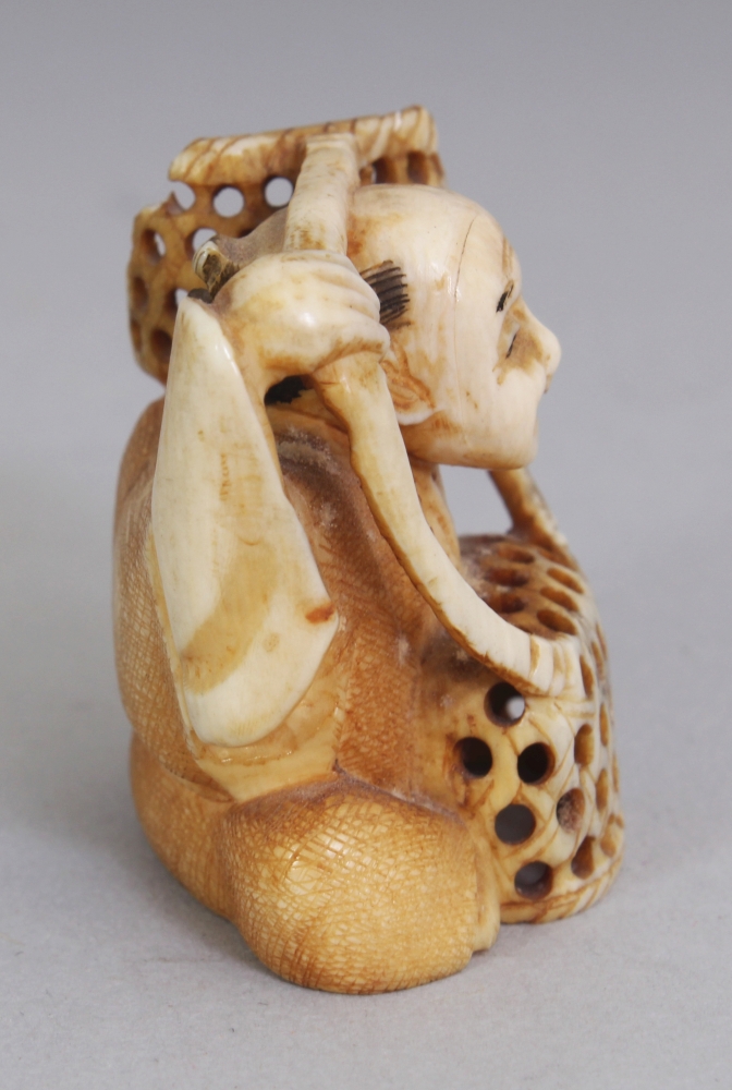 A SIGNED JAPANESE MEIJI PERIOD IVORY NETSUKE OF A SEATED BASKET SELLER, the base with an engraved - Image 2 of 6