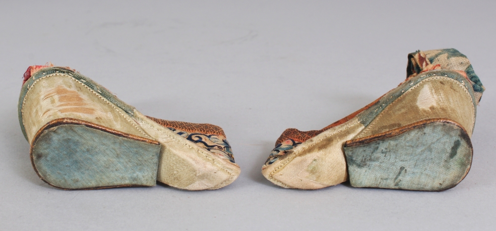 TWO PAIRS OF 19TH/20TH CENTURY CHINESE EMBROIDERED SILK MINIATURE SHOES, together with a wood box, - Bild 5 aus 8