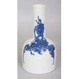 A GOOD QUALITY CHINESE MALLET FORM BLUE & WHITE PORCELAIN BOTTLE VASE, the sides decorated with