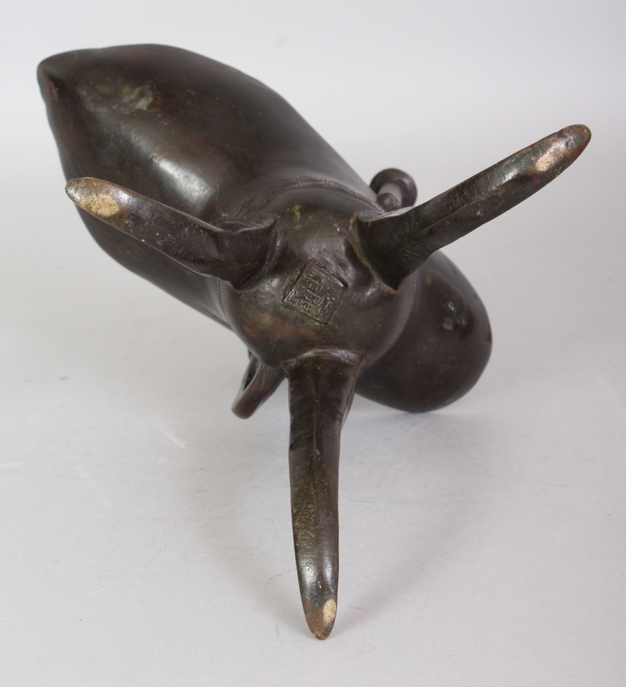 A GOOD CHINESE MING DYNASTY BRONZE JUE TRIPOD CENSER, weighing 810gm, the curved triangular- - Image 8 of 9