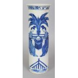 A 19TH CENTURY CHINESE BLUE & WHITE CYLINDRICAL PORCELAIN VASE, painted with a formal scene of