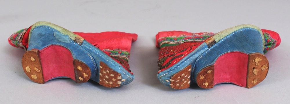 TWO PAIRS OF 19TH/20TH CENTURY CHINESE EMBROIDERED SILK MINIATURE SHOES, together with a wood box, - Bild 7 aus 8