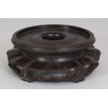 A 19TH/20TH CENTURY CHINESE CARVED HARDWOOD VASE STAND, with ruyi feet and pierced frieze, 6.2in