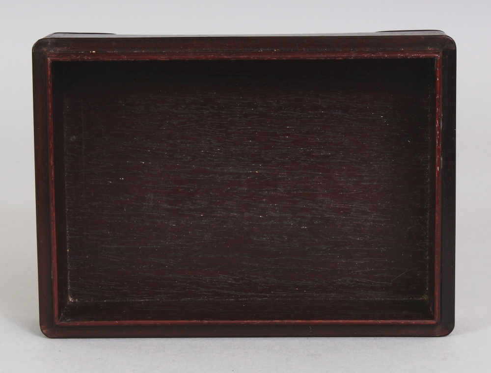 A GOOD QUALITY EARLY 20TH CENTURY JAPANESE KOMAI STYLE RECTANGULAR WOOD BOX, the cover inset with - Image 7 of 8