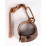 A GOOD 17TH CENTURY IRON SHACKLE.