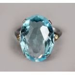 AN 18CT GOLD AQUAMARINE RING.