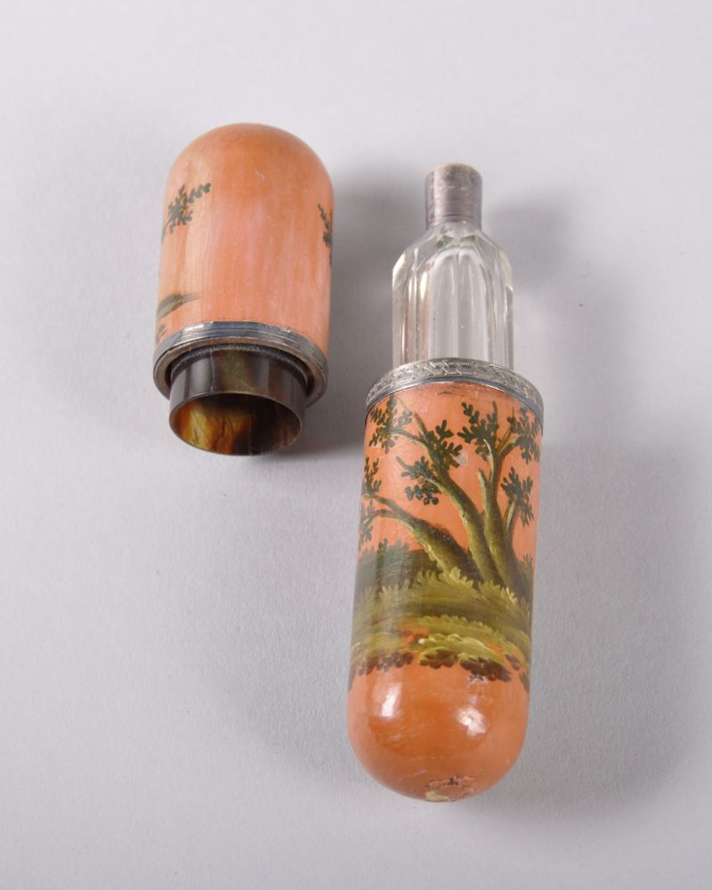 AN 18TH CENTURY FRENCH CLEAR GLASS PERFUME BOTTLE with screw silver cap in a Vernis Martin - Image 2 of 2