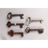 FIVE VARIOUS SMALL 17TH CENTURY KEYS. 3ins and 2.5ins.