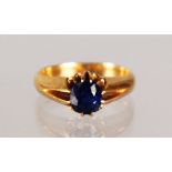 AN 18CT YELLOW GOLD SAPPHIRE RING.