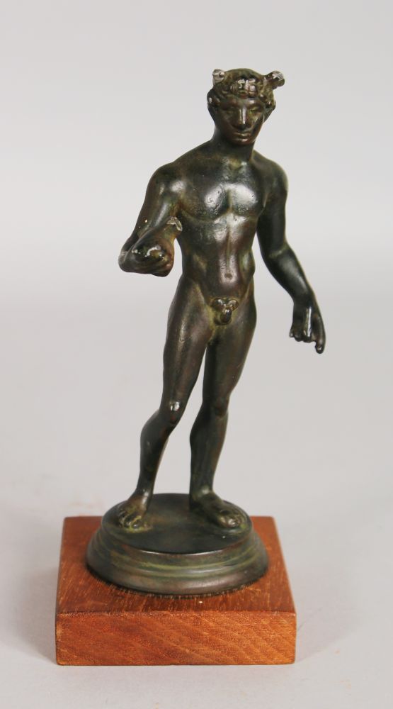 AFTER THE ANTIQUE A BRONZE CLASSICAL MALE. 6ins high.