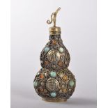 A CHINESE GILT METAL PERFUME BOTTLE with filigree decoration, turquoise and amber stones. 9cms