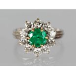 AN 18CT WHITE GOLD EMERALD AND DIAMOND RING.