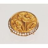 A SMALL FRENCH ART NOUVEAU GOLD AND PEARL BROOCH.