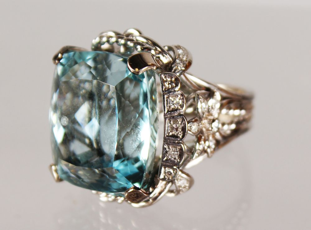 A SUPERB VERY LARGE AQUAMARINE AND DIAMOND RING IN 18CT WHITE GOLD.