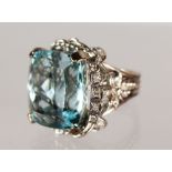 A SUPERB VERY LARGE AQUAMARINE AND DIAMOND RING IN 18CT WHITE GOLD.