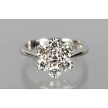 A VERY GOOD 18CT WHITE GOLD DAISY STYLE DIAMOND RING of 1.25cts, H colour, VS quality.