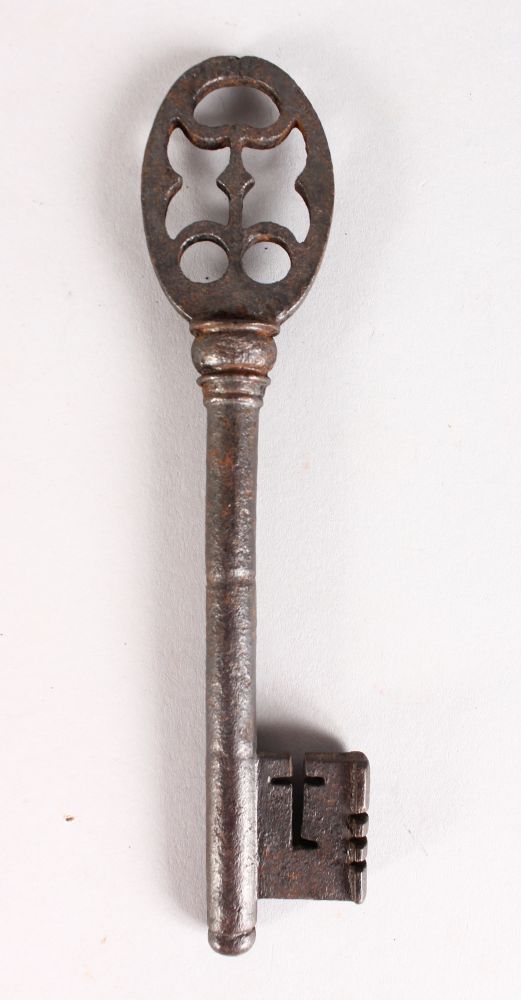 A GOOD 17TH CENTURY IRON KEY. 6.5ins.