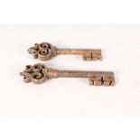 TWO 17TH CENTURY KEYS with pierced handles. 5ins and 4.5ins.
