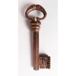 A 16TH-17TH CENTURY IRON KEY. 5.25ins.