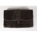 A CROCODILE CLUTCH BAG.