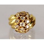 AN 18CT GOLD DIAMOND RING.