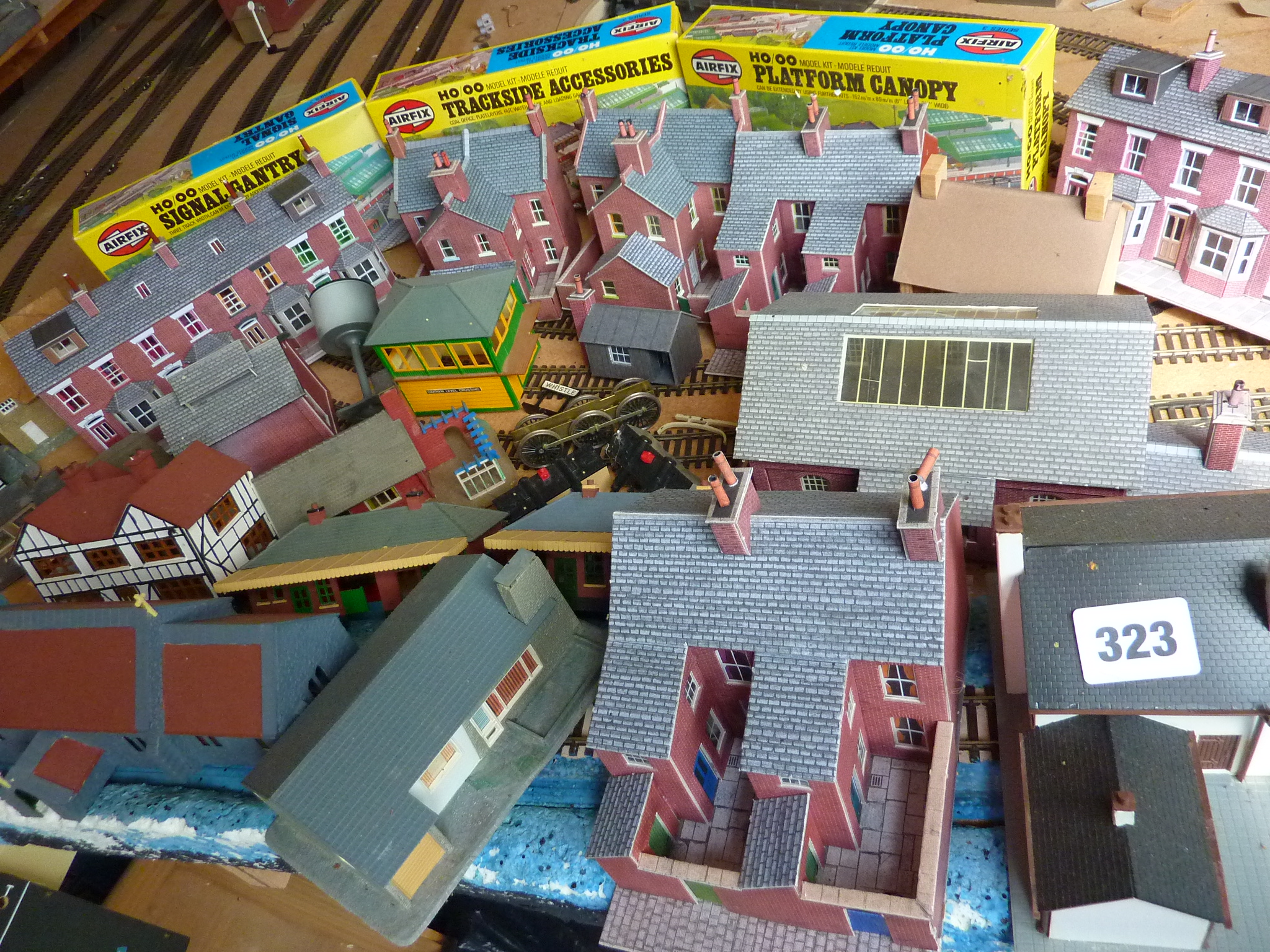 SELECTION OF MODEL RAILWAY BUILDINGS, AND HALF DEPTH CARD MODELS