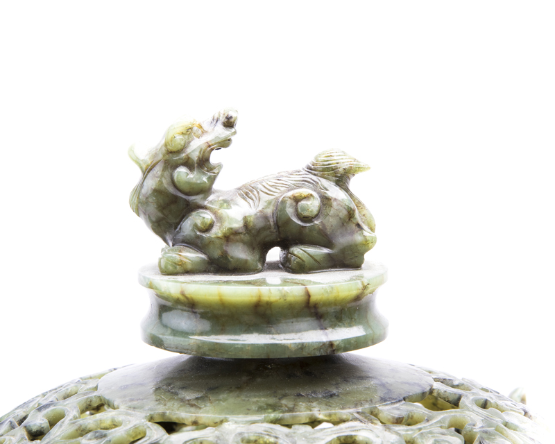 A Chinese carved nephrite jade censer - Image 3 of 5