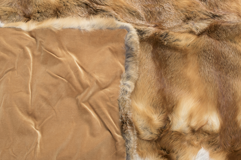 A red fox fur throw blanket - Image 3 of 3