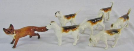 Beswick fox with 6 hounds (fox has tail re-glued)