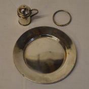 Small silver dish, small silver pepper pot and a silver collar, approx weight 3.