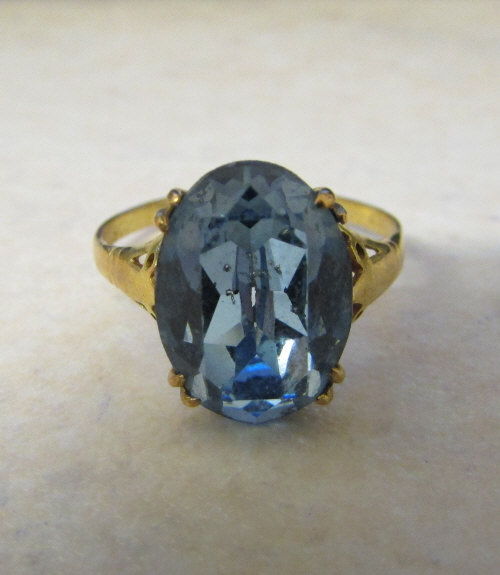 9ct gold dress ring with foil backed glass stone,