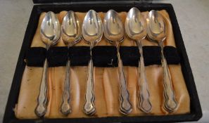 Cased set of 12 silver teaspoons, approx weight 5ozt,