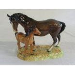 Beswick horse and foal on a modelled grassy base L 22 cm H 18.