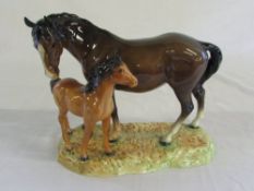 Beswick horse and foal on a modelled grassy base L 22 cm H 18.