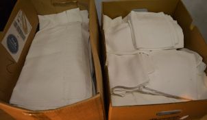2 boxes of linen / table cloths