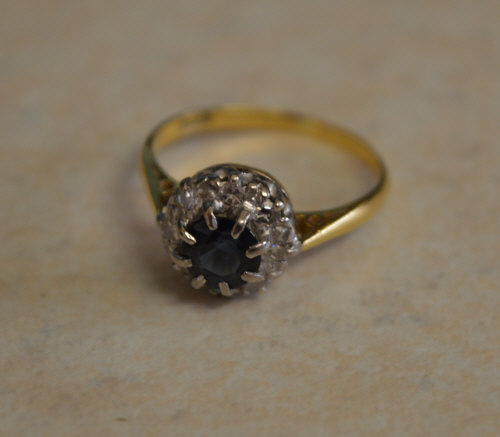 18ct gold sapphire & diamond cluster ring, - Image 3 of 3