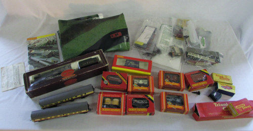 Various model train accessories inc train, carriages,