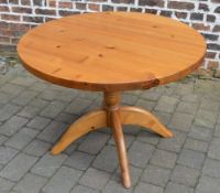 Pine round kitchen table
