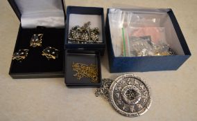 Various costume jewellery including chains,