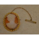 9ct gold cameo brooch with safety chain, approx total weight 4.