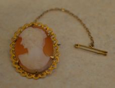 9ct gold cameo brooch with safety chain, approx total weight 4.
