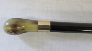 Ebonised walking cane with horn grip and 9ct gold cuff London 1922