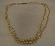 Pearl necklace with a 9ct gold clasp