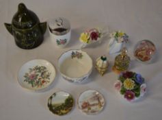 Various ceramics including posies,