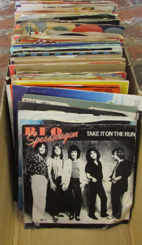Box of approximately 100 7"/45rpm singles from the 1960/70/80s