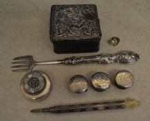Various white metal including a propelling pencil and decorative buttons
