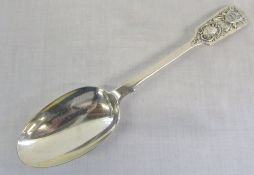 Silver serving spoon with crest/coat of arms London 1922 weight 2.