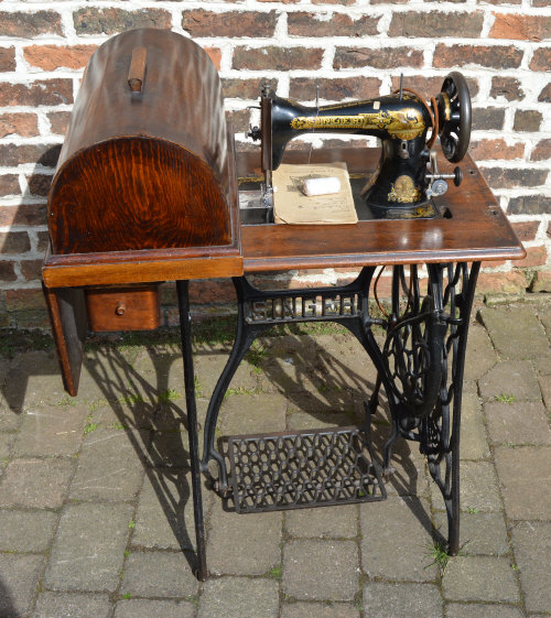 Singer treadle table